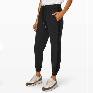 Lululemon On the Fly Jogger *Velvet Trim size 8